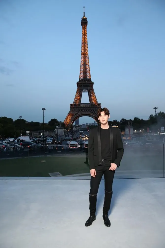 Lee Jong Suk pilih style serba hitam saat hadiri Paris Fashion Week. © Saint Laurent