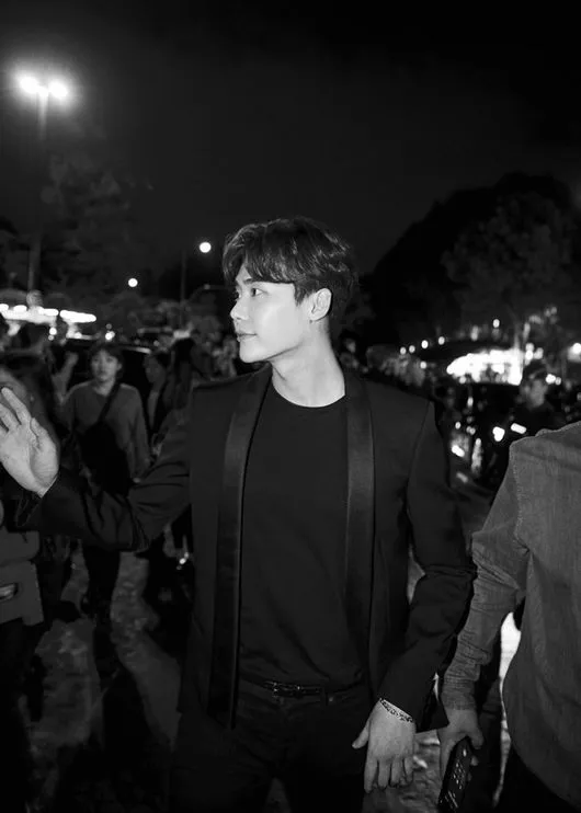 Lee Jong Suk merupakan undangan perwakilan seleb pria Asia untuk jadi tamu Saint Laurent. © Saint Laurent