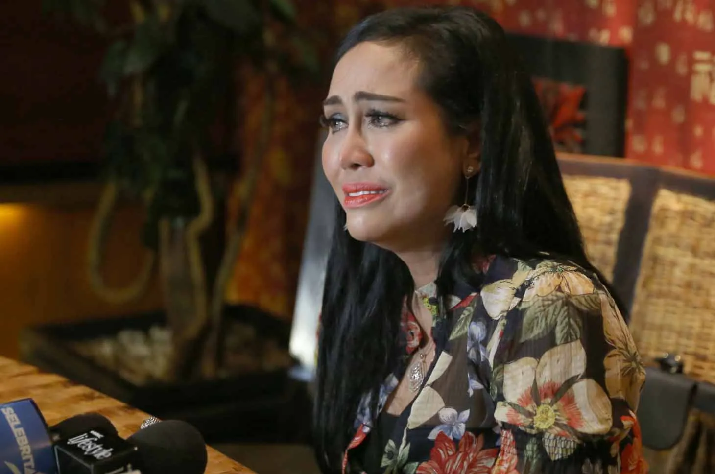 Ratu Meta tak kuasa menahan tangis saat mengutarakan kesedihannya atas bully-an di social media © KapanLagi.com/Bayu Herdianto