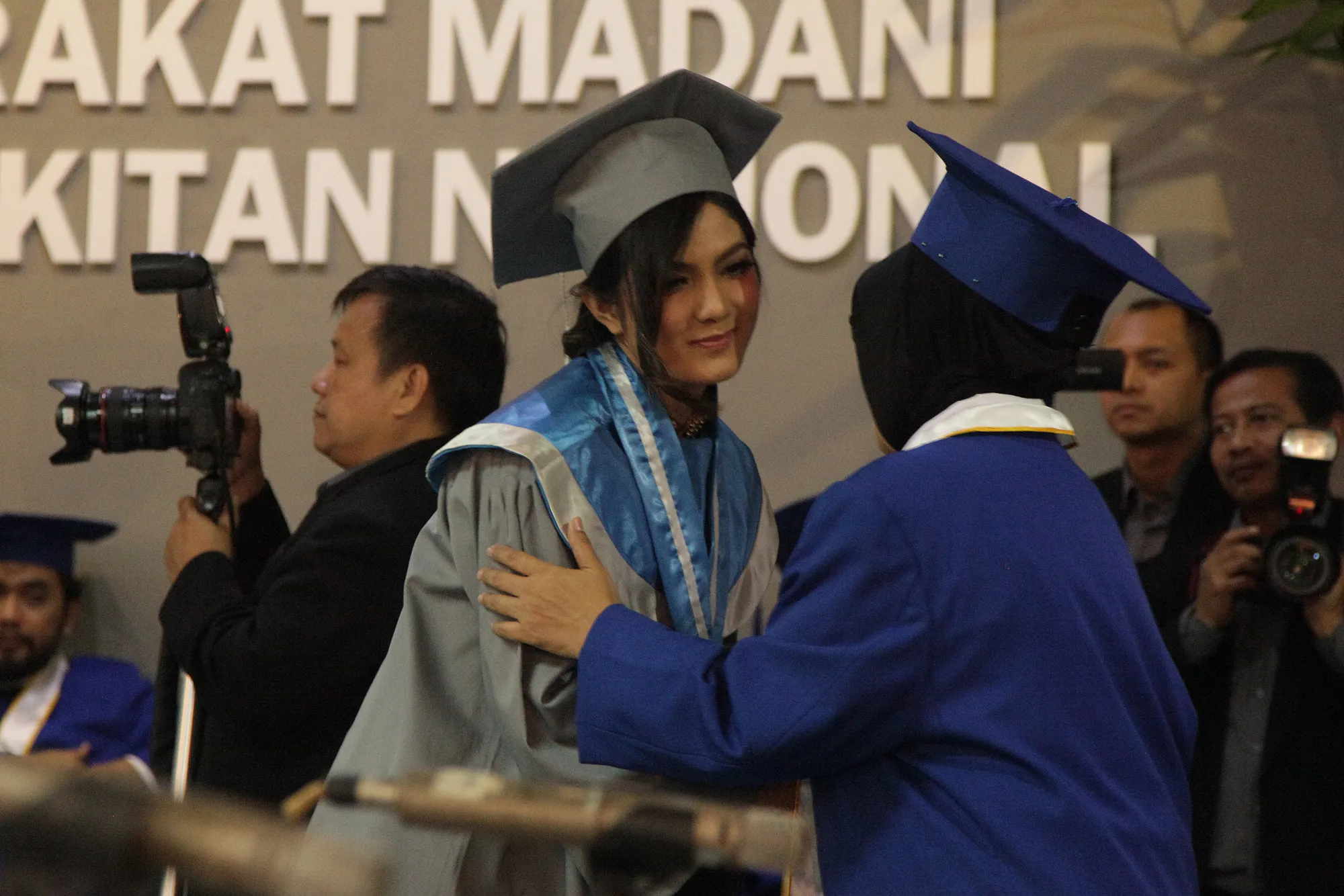 Baby Niken lulus setelah 7 tahun kuliah ©KapanLagi.com®/Budi Santoso