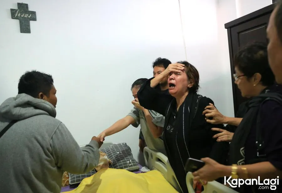 Susana haru di rumah duka © KapanLagi.com®/Agus Apriyanto