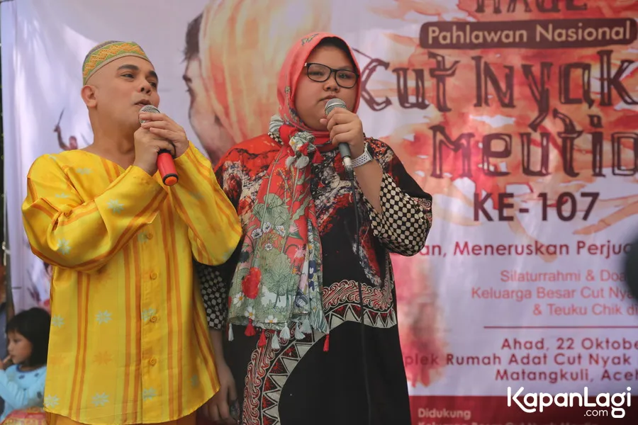 Ozy dan Aleta menyanyikan lagu tradisional Aceh