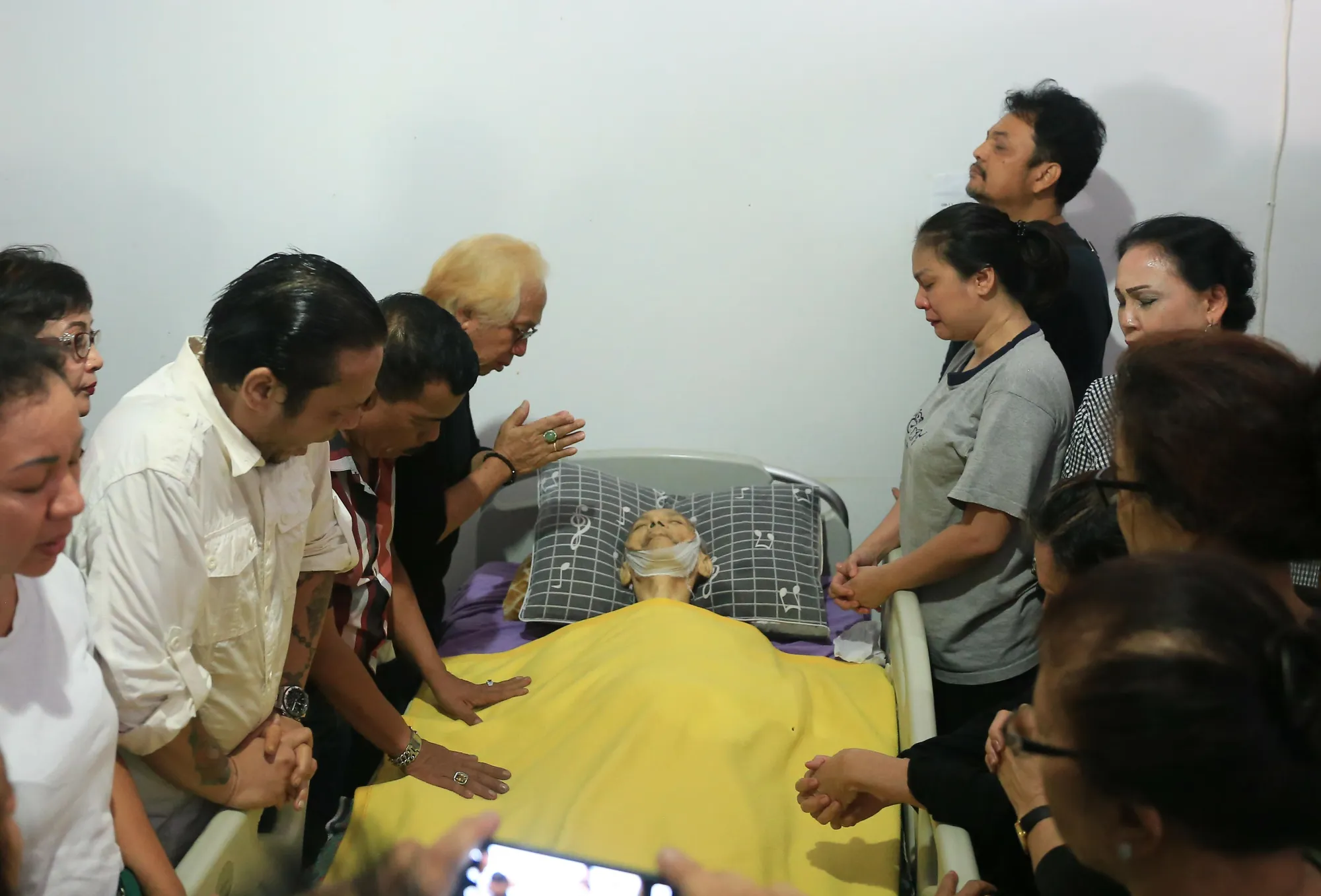 Keluarga tak kuasa menahan tangis saat mengiringi kepergian musisi senior Benny Panjaitan © KapanLagi.com/Agus Apriyanto