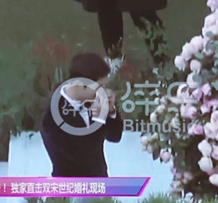 Song Joong Ki menangis di pernikahannya. © credit as tagged