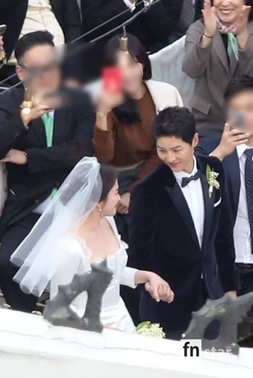 Song Joong Ki dan Song Hye Kyo sah jadi suami dan istri. © FN star
