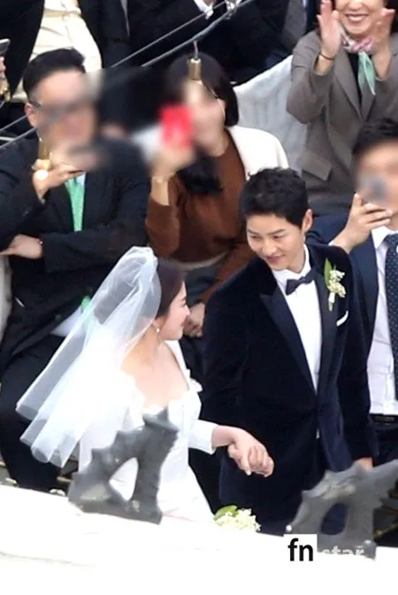Song Song Couple tak berniat menggugat media China yang menayangkan langsung pernikahan mereka. © FN Star