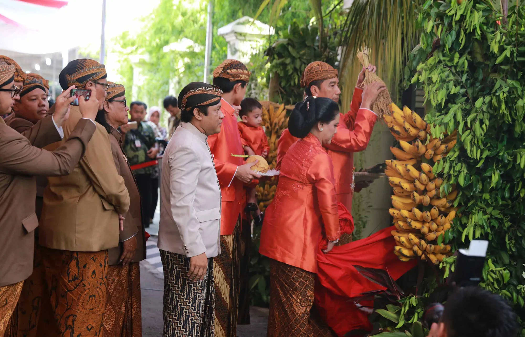 Salah satu momen ketika Jokowi pasang Bleketepe untuk pernikahan Kahiyang © KapanLagi.com/Bayu Herdianto