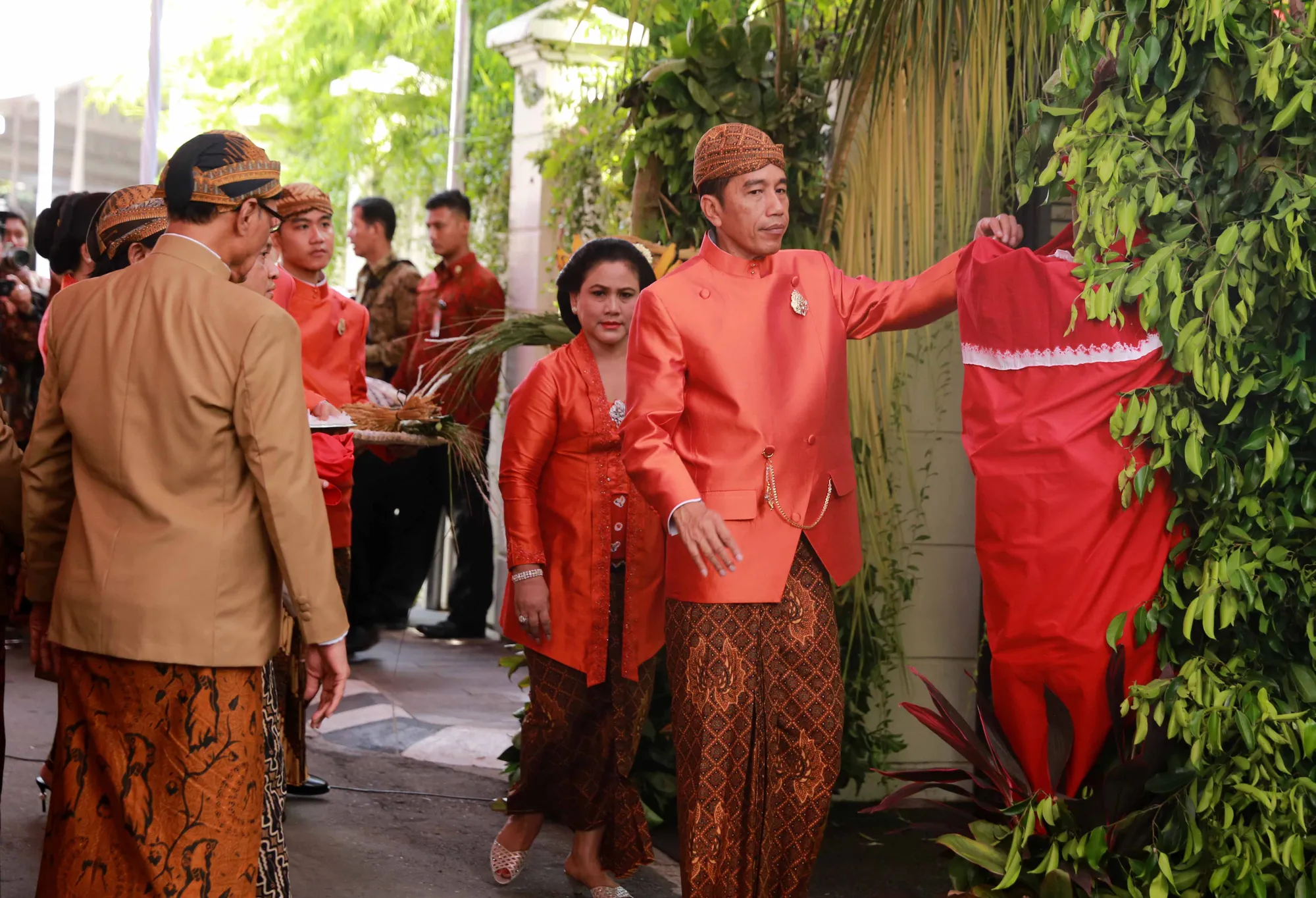 Para tamu tidak pulang dengan tangan kosong usai proses siraman pernikahan Kahiyang - Bobby © KapanLagi.com/Bayu Herdianto