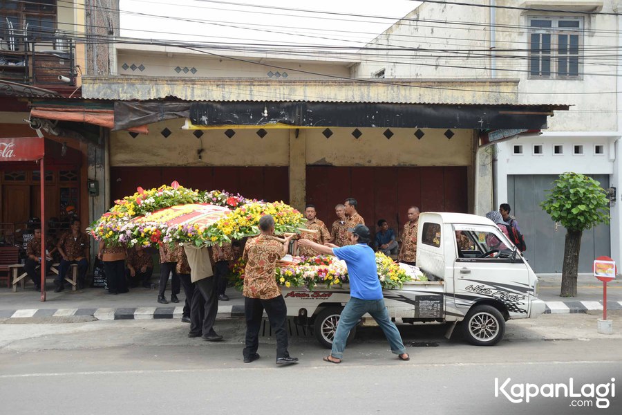 Kiriman karangan bunga ucapan selamat atas pernikahan Kahiyang Ayu dan Bobby Nasution diperkirakan mencapai 2000 buah. © KapanLagi.com/Bayu Herdianto