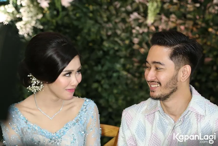 Jeje Govinda puji kecantikan Syahnaz Sadiqah di acara lamaran. © KapanLagi.com/Agus Apriyanto