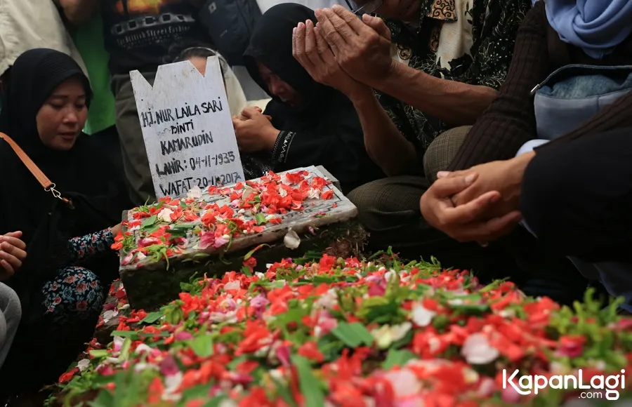 Suasana pemakaman Laela Sari. © KapanLagi.com/Agus Apriyanto