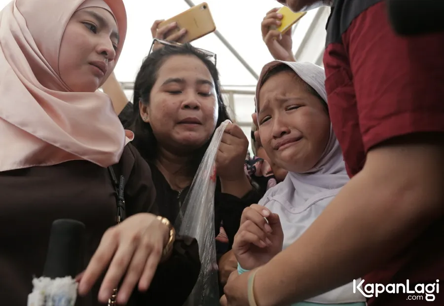 Suasana sedih pemakaman Laela Sari. © KapanLagi.com/Agus Apriyanto