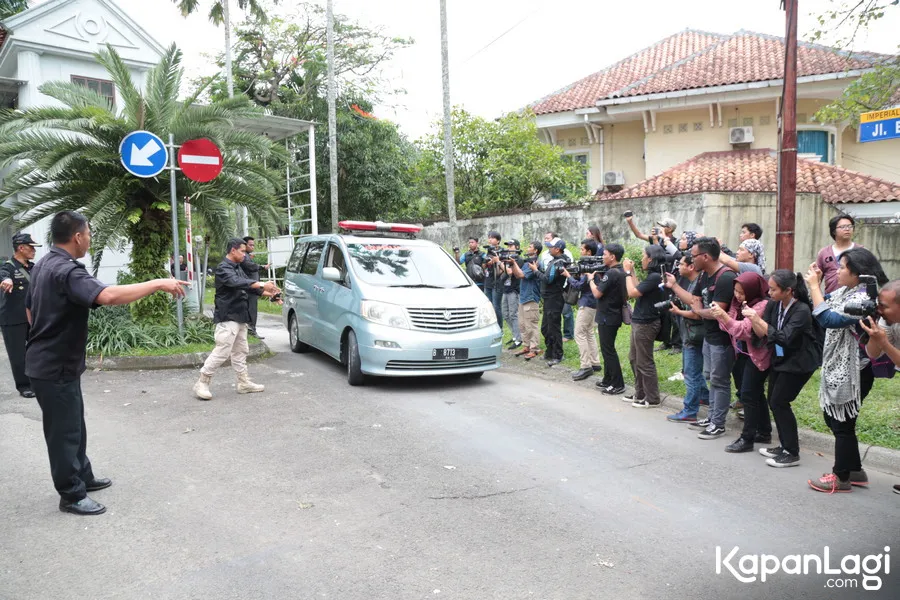 Jenazah Bondan Winarno diantar ke rumah dengan menggunakan mobil ambulance. /© KapanLagi.com/Muhammad Akrom Sukarya