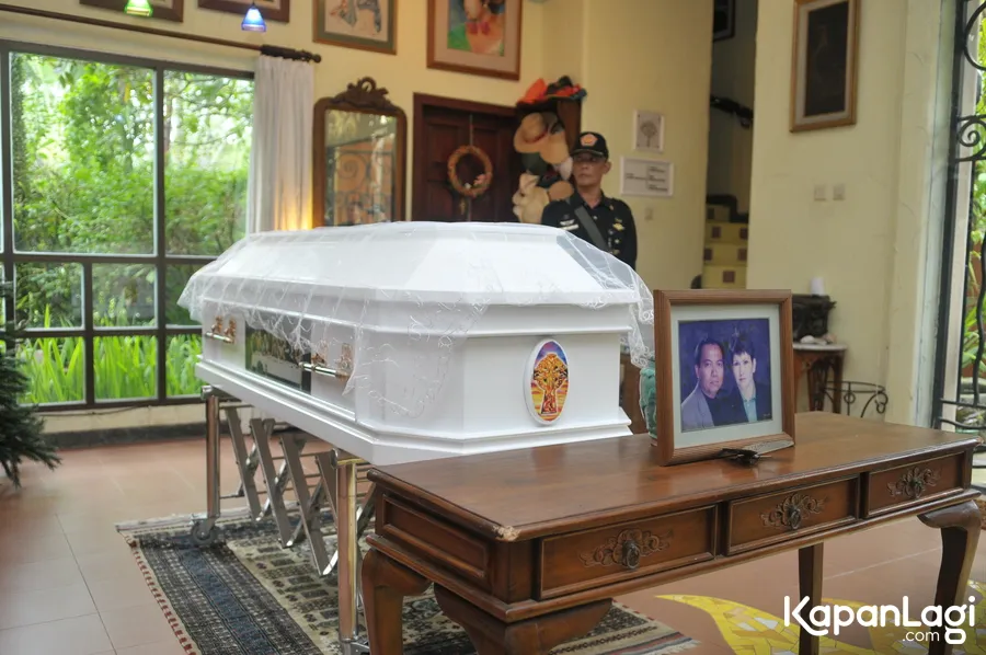 Jenazah alarmahum Bonda Winarno ditempatkan dalam sebuah peti mati berwarna putih. /© KapanLagi.com/Muhammad Akrom Sukarya