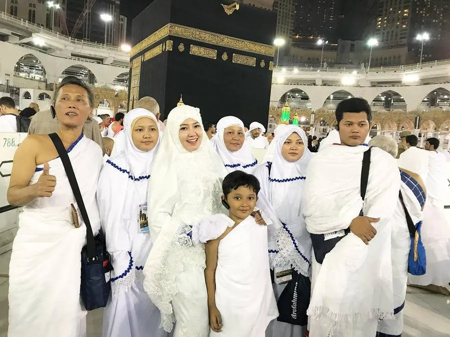 Momen kebersamaan Via dan keluarga saat lakukan ibadah umrah. Credit: via instagram.com/viavallen