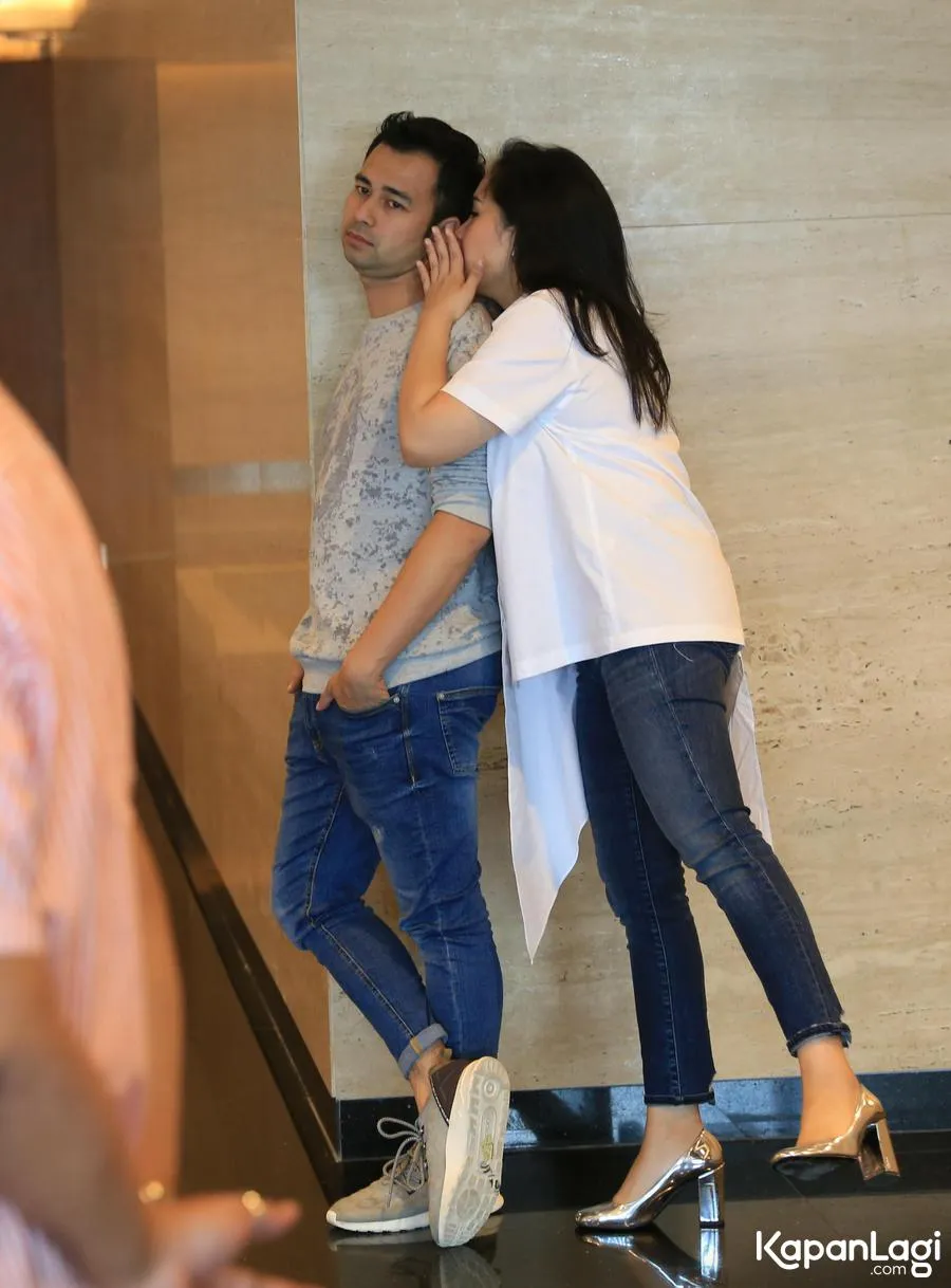 Nagita Slavina dan Raffi Ahmad saat menghadiri acara festival kuliner. KapanLagi.com/Agus Apriyanto
