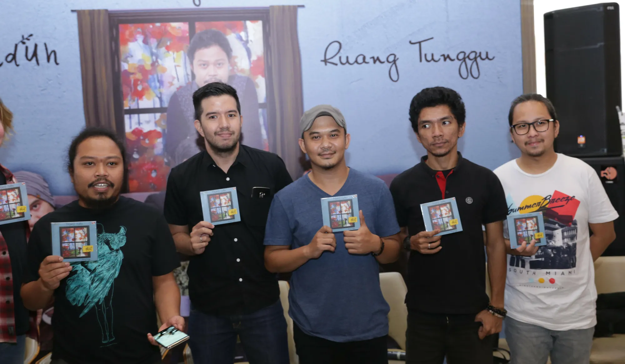 Is Payung Teduh cukup yakin album 'RUANG TUNGGU' bisa laris di pasaran © KapanLagi.com/Agus Apriyanto