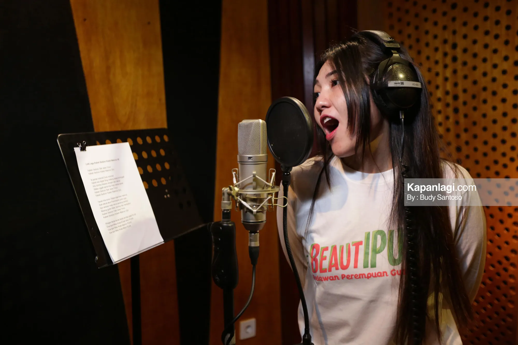 Menurut Mbah Mijan, Via Vallen jadi artis yang patut diperhitungkan di dunia entertainment Indonesia tahun ini © KapanLagi.com/Budy Santoso