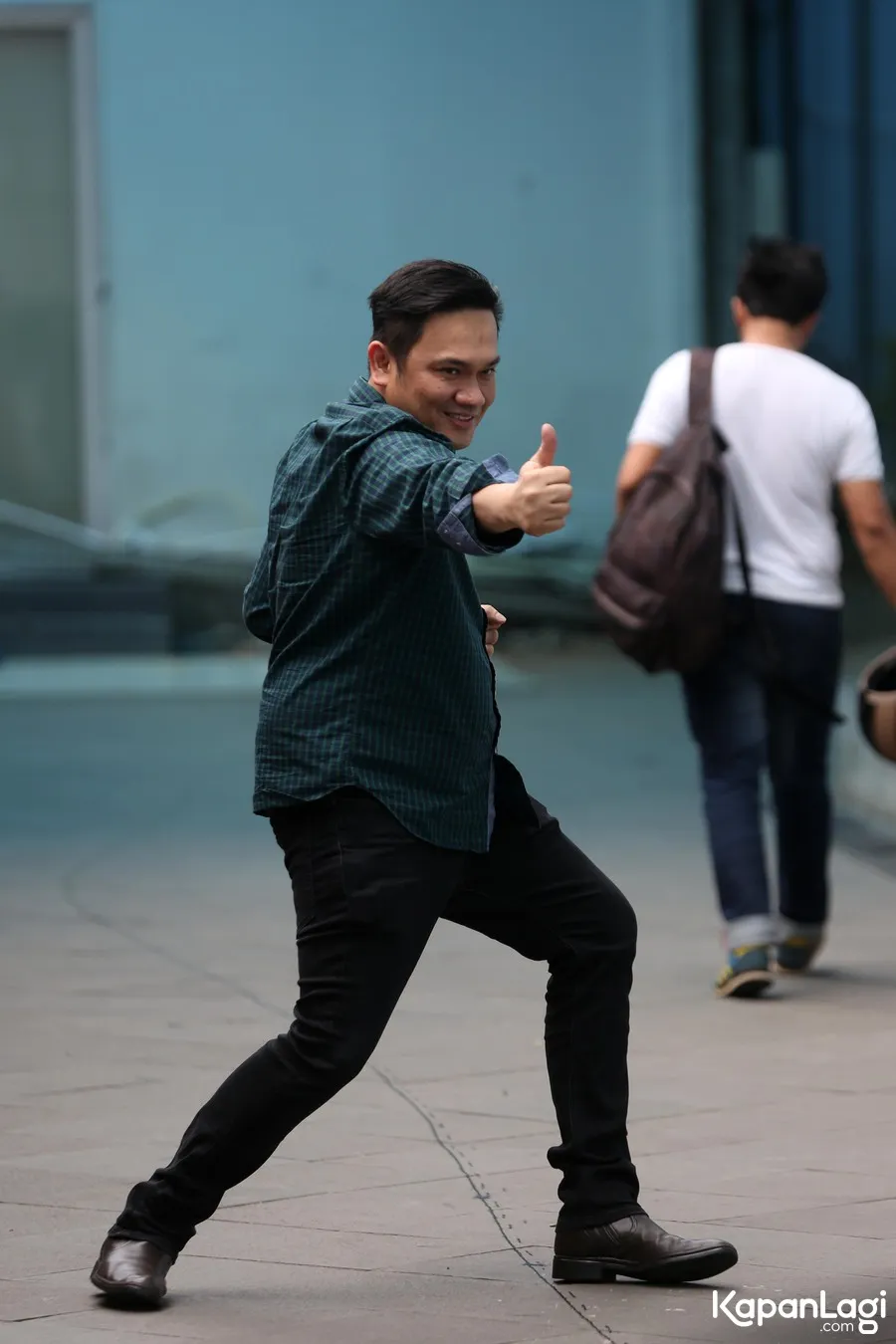 Pamer pose kocak, Farhat Abbas acungkan jempol. Credit: KapanLagi.com/Budy Santoso