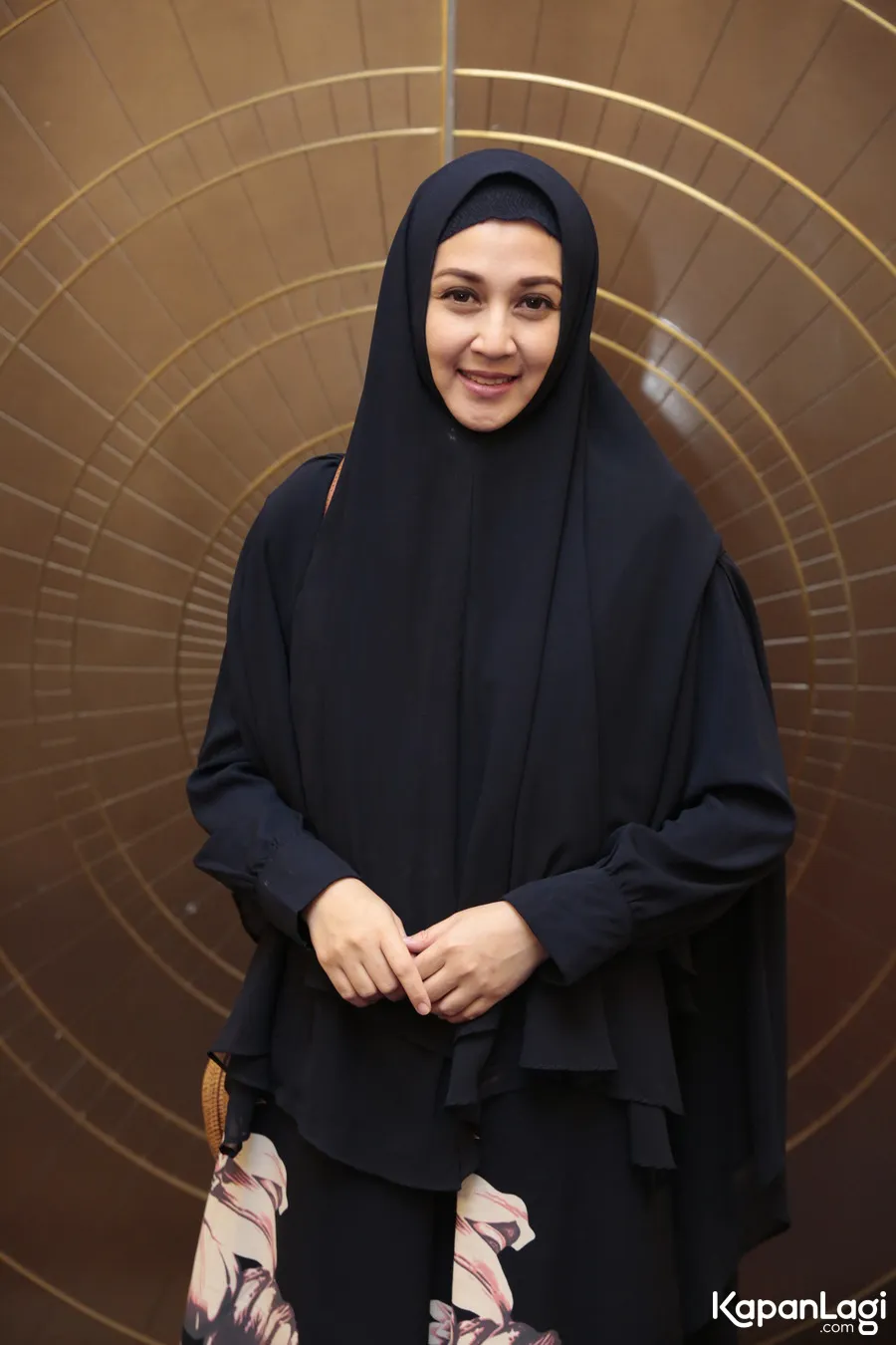 Dina Lorenza menegaskan bukan suaminya yang ditangkap. © KapanLagi.com/Muhammad Akrom Sukarya