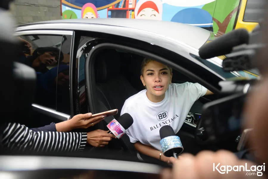 Nikita Mirzani ngaku sudah mengenal keluarga pacar barunya. © KapanLagi.com/Bayu Herdianto