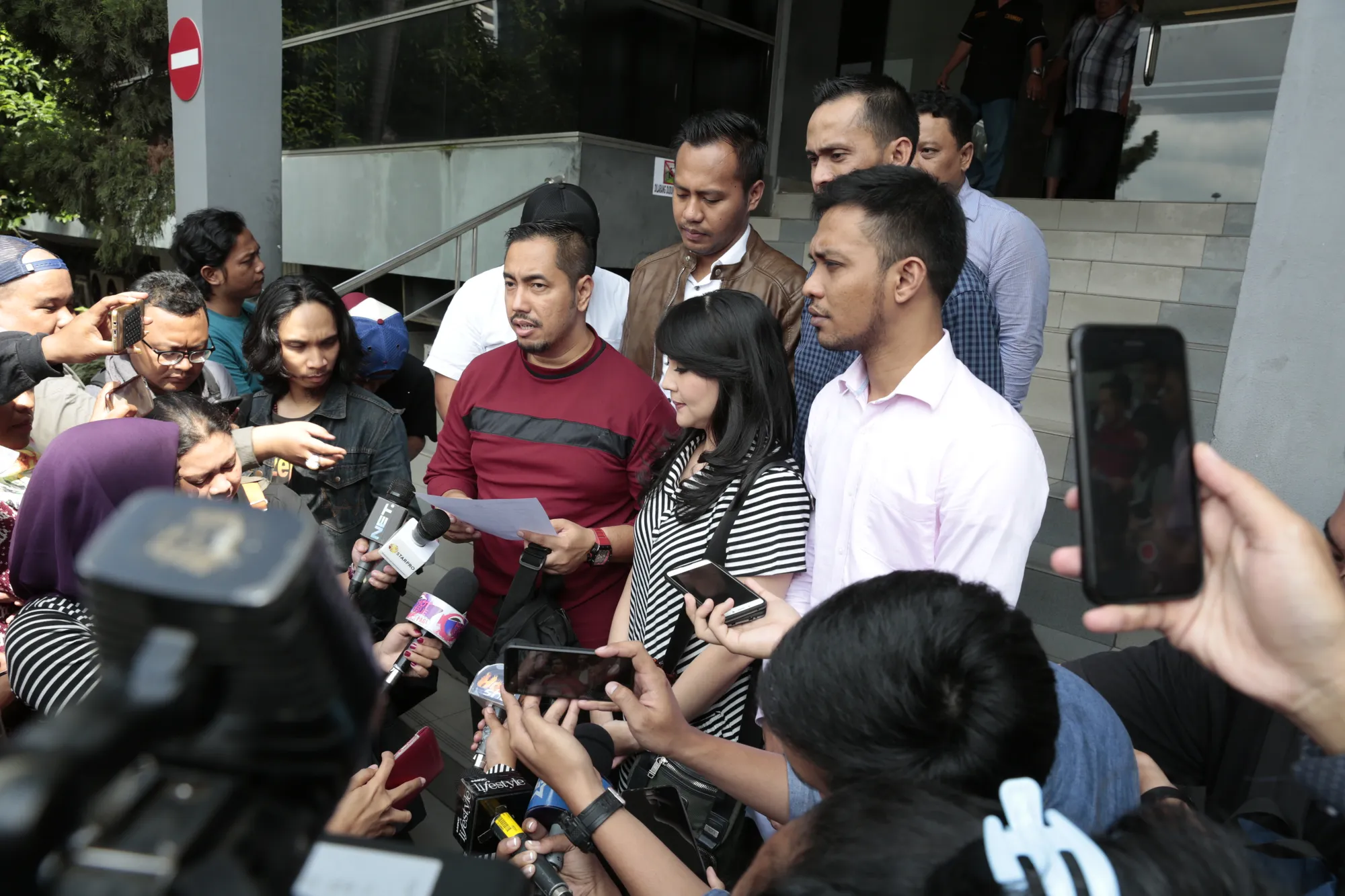 Tessa Kaunang didampingi pengacaranya (Foto: Muhammad Akrom)