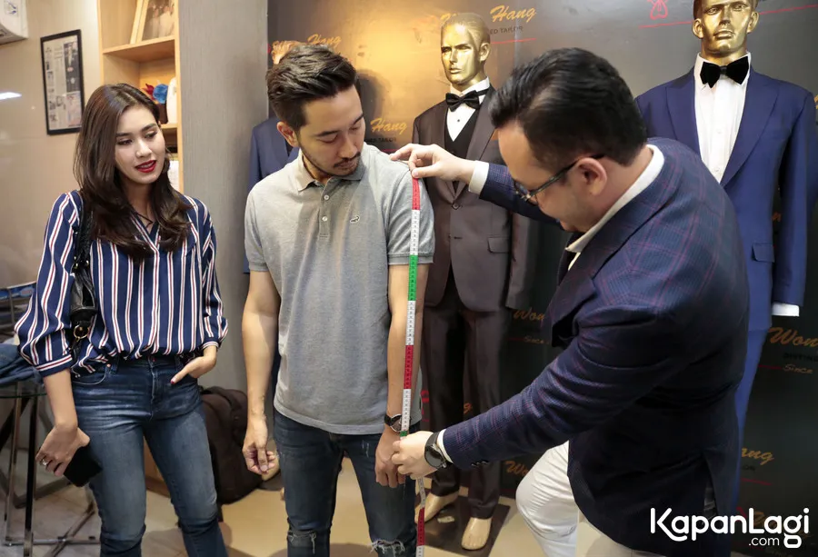 Syahnaz temani Jeje ukur tubuh untuk jas pernikahan. Credit: KapanLagi.com/Muhammad Akrom Sukarya
