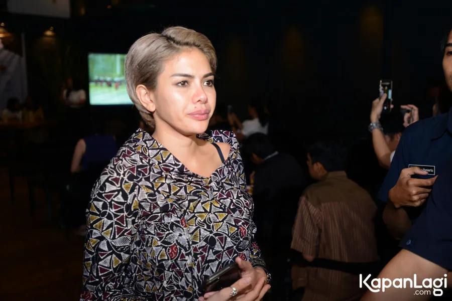 Nikita Mirzani ungkap kalau sebenarnya hari bahagia yang dimaksud adalah pernikahan teman. © KapanLagi.com/Bayu Herdianto