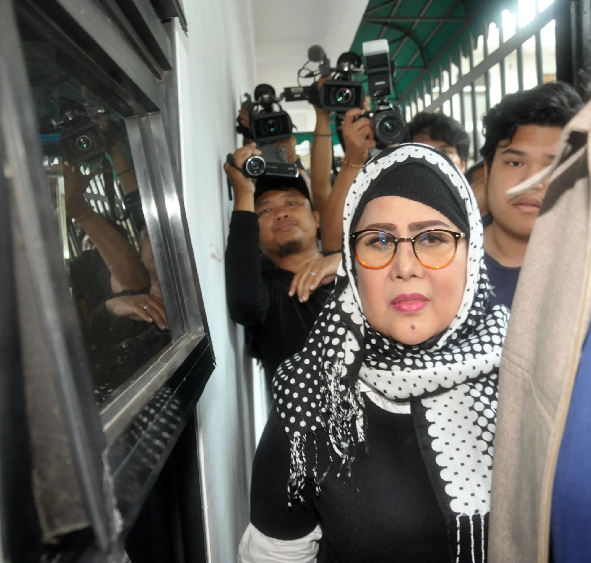 Elvy diperiksa polisi terkait kasus narkoba yang menimpa anak dan menantunya ©KapanLagi.com/Muhammad Akrom Sukarya