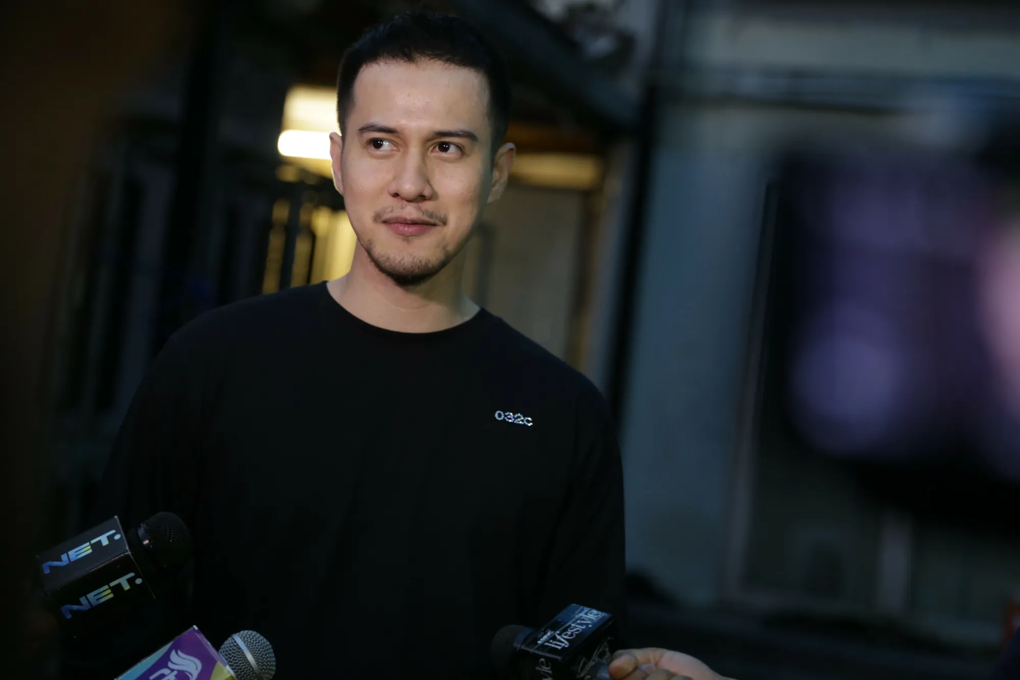 Selain Tatjana, Herjunot Ali juga memperdengarkan lagunya pada kakak, Ibu dan manajernya © KapanLagi.com/Agus Apriyanto