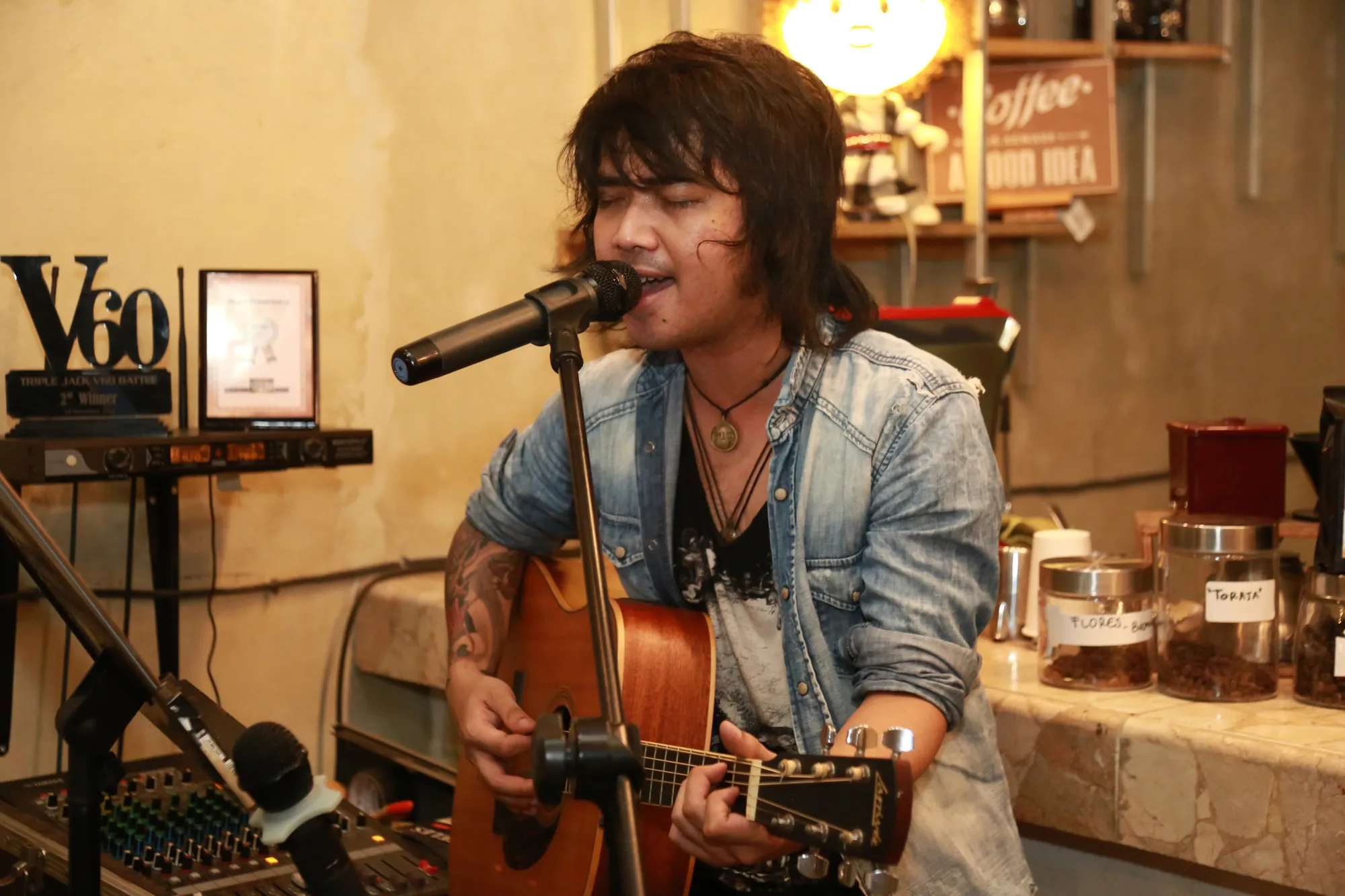 Meski tak banyak terlihat, Bojes AFI tetap menyalurkan gairah bermusiknya lewat Rockstar Coffee © KapanLagi.com/Akbar Prabowo Triyuwono