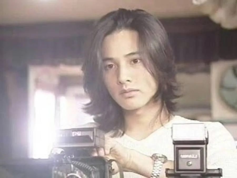 Won Bin muda harus bekerja sebagai tukang koran dan buruh kontraktor sebelum jadi aktor. © Koreaboo.com