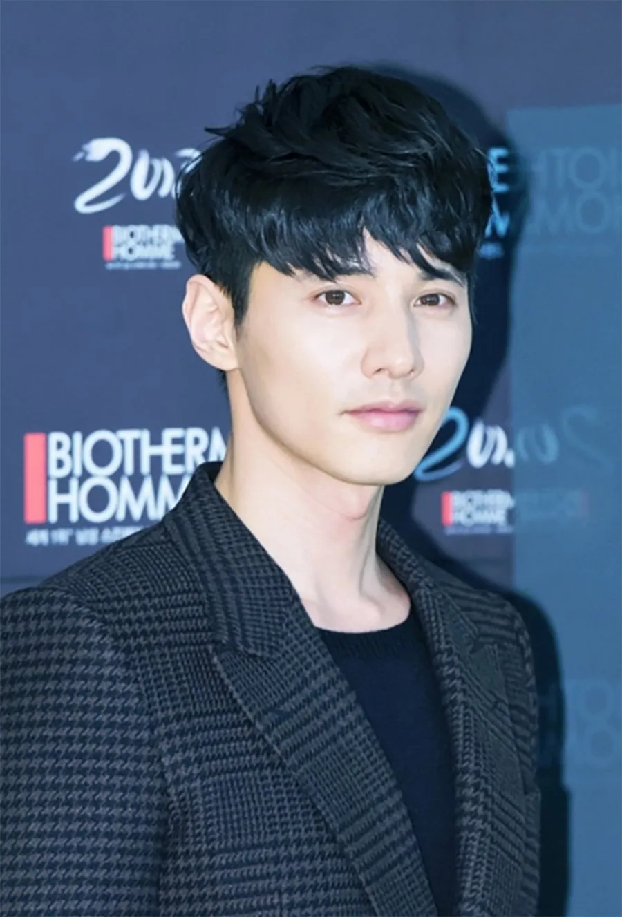 Won Bin populer lewat drama AUTUMN IN MY HEART yang dibintanginya bareng Song Hye Kyo dan Song Seung Hoon. © dramafever.com