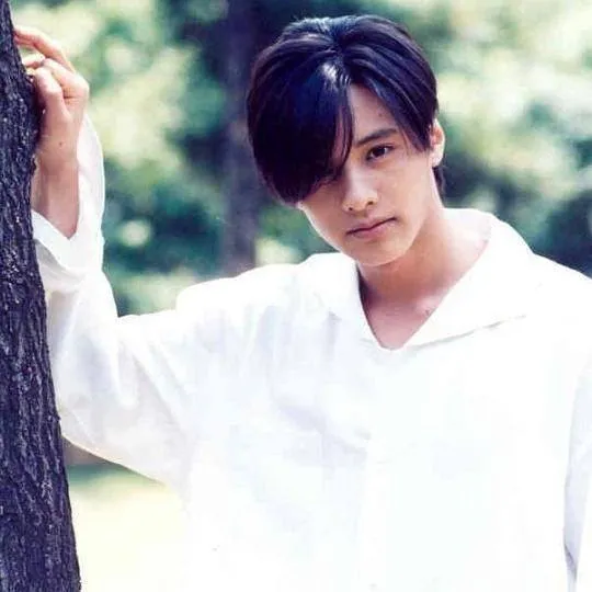 Won Bin lahir dan besar di pedesaan di sebuah gunung dan bercita-cita sebagai seorang mekanin. © Koreaboo.com
