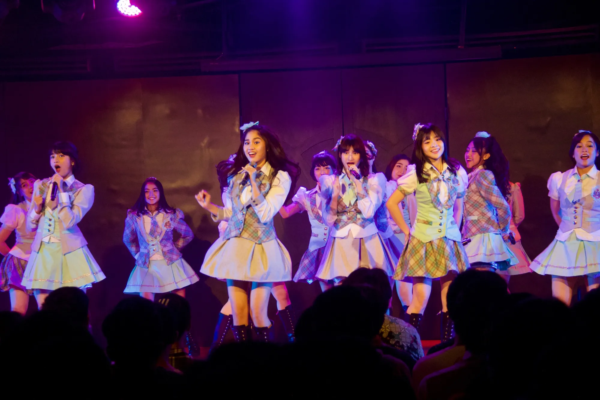 Sedang bagi Shani, profesionalitas dan penampilan sepenuh hati bisa jadi ukuran sukses dalam pertunjukkan setlist © KapanLagi.com/Djoko Poerwanto