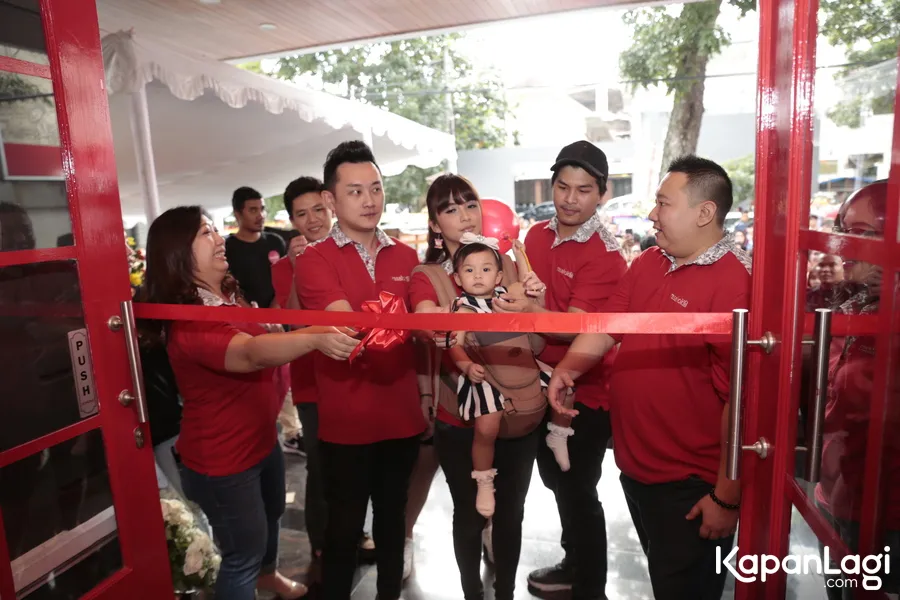 Glenn, Nastusha, Chelsea, dan Rio Motret dalam pembukaan Rasalokal di Bandung. (Foto: Akrom Sukarya)