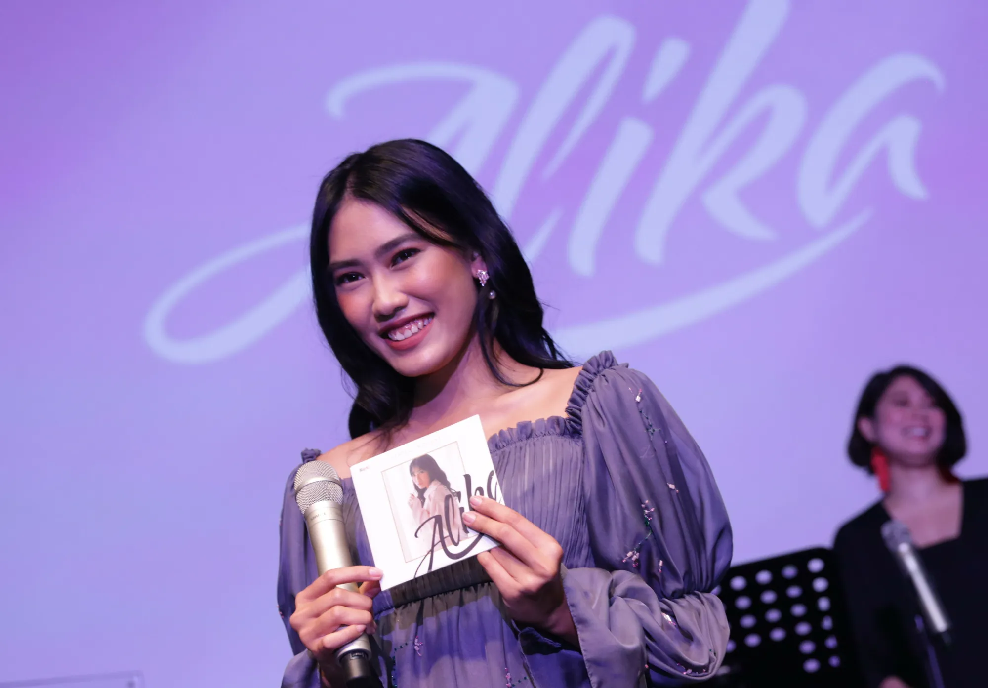 Jadi pengalaman pertama, Alika sempat merasa ragu untuk menulis lirik sendiri © KapanLagi.com/Agus Apriyanto