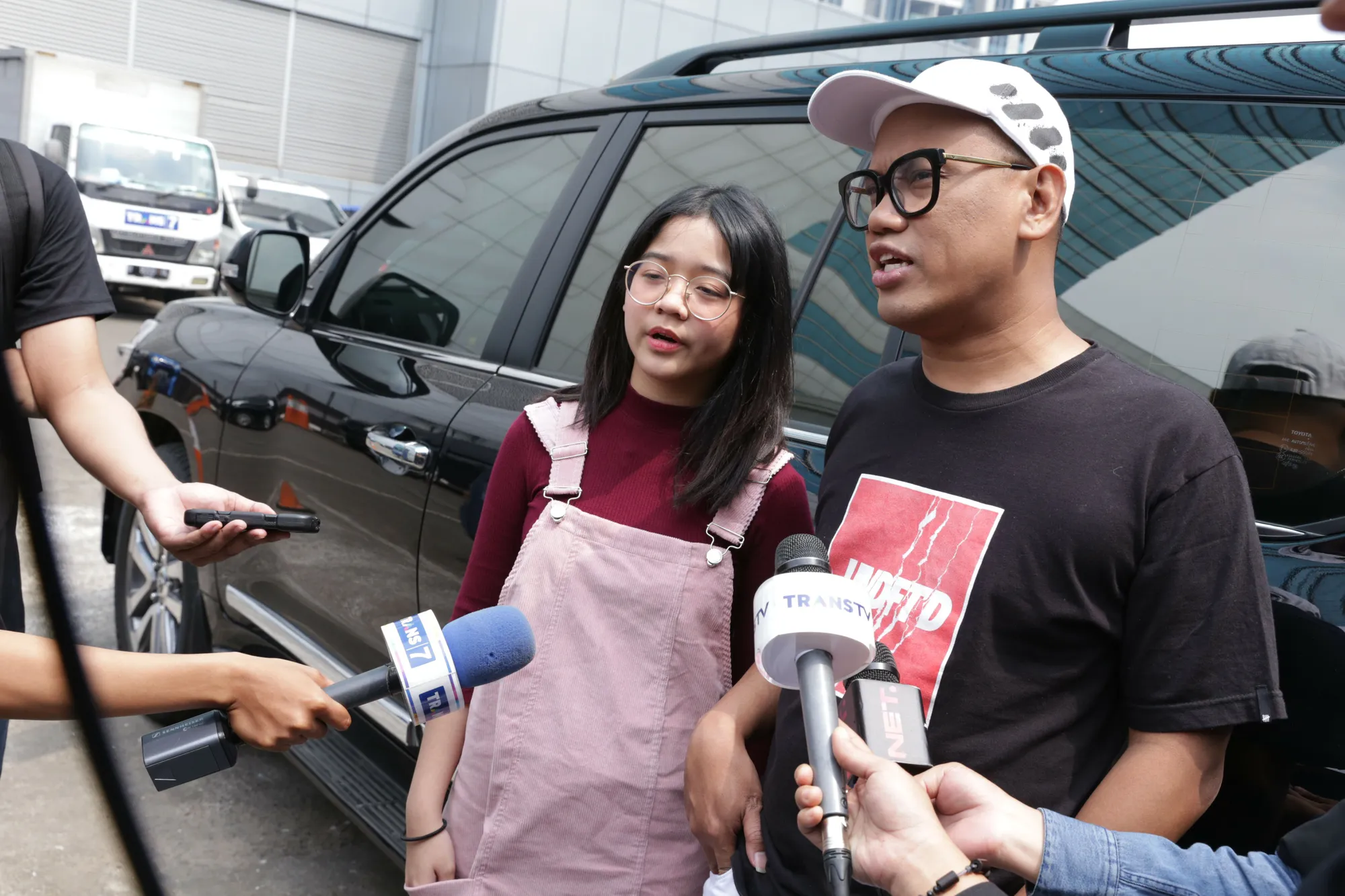 Tak peduli komentar akan penampilannya, Uya Kuya tetap pede tampil dengan sepatu belang © KapanLagi.com/Agus Apriyanto