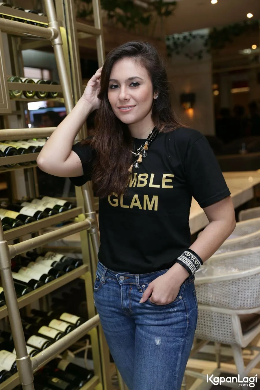 Wulan Guritno meminta Chicco Jerikho untuk bertemu Shaloom putrinya saat pergi ke London nantinya. © KapanLagi.com/Agus Apriyanto
