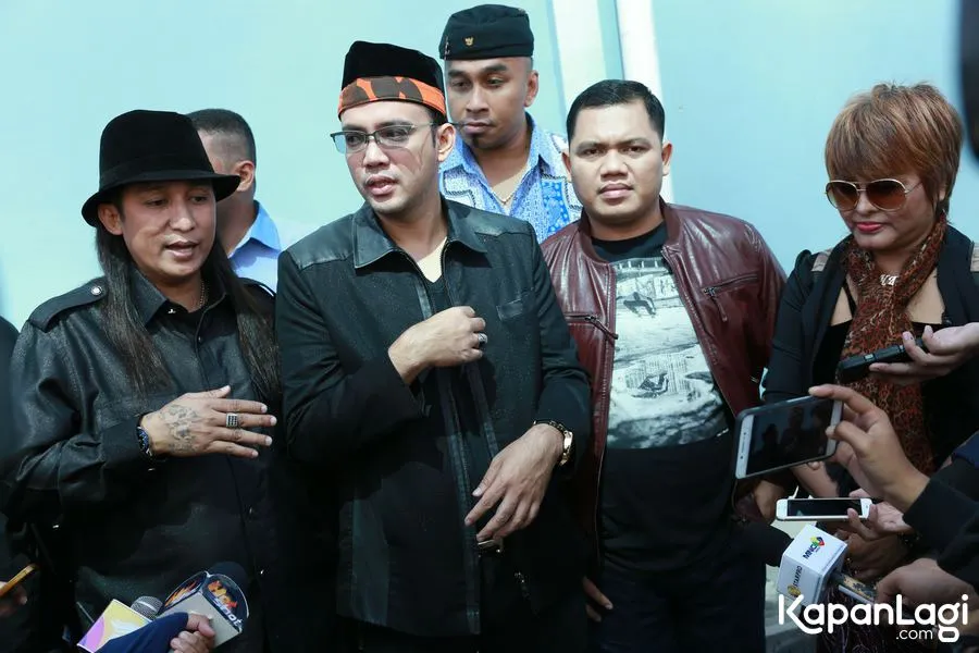 Sandy Tumiwa berharap Tessa Kaunang menunjukkan sertifikat rumah padanya. © KapanLagi.com/Agus Apriyanto