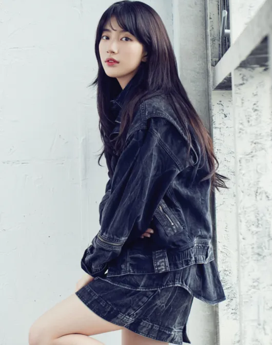 Suzy juga memilih style casual dengan mengenakan rok dan jaket denim. © Marie Claire