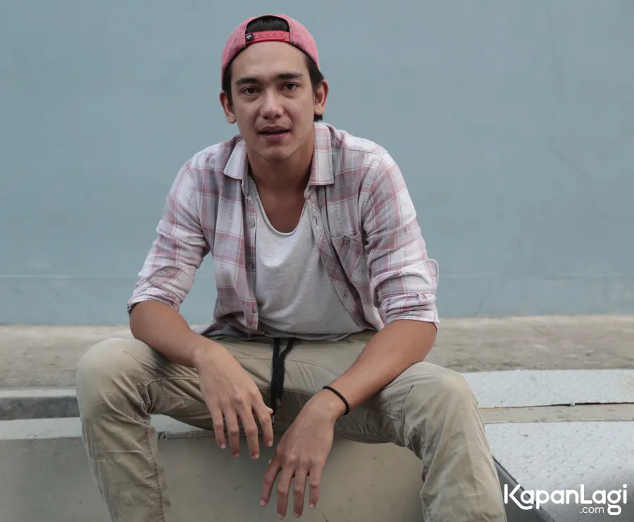 Adipati Dolken beri ucapan selamat untuk Baim Wong dan Paula Verhoeven. © KapanLagi.com/Muhammad Akrom Sukarya