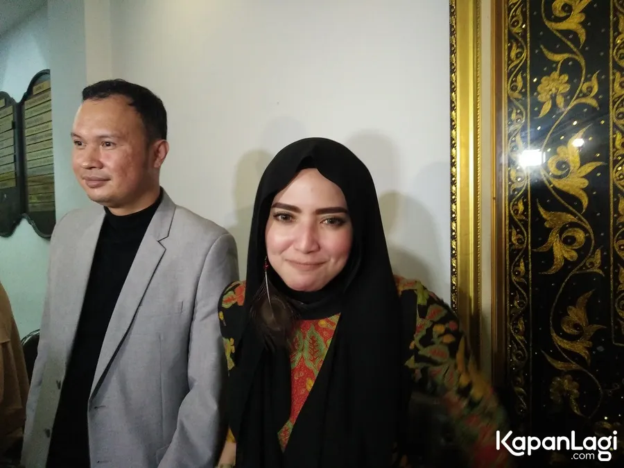 Yulia Mochamad tegas membantah isu settingan dan kabar jadi istri ketiga Opick. © KapanLagi.com