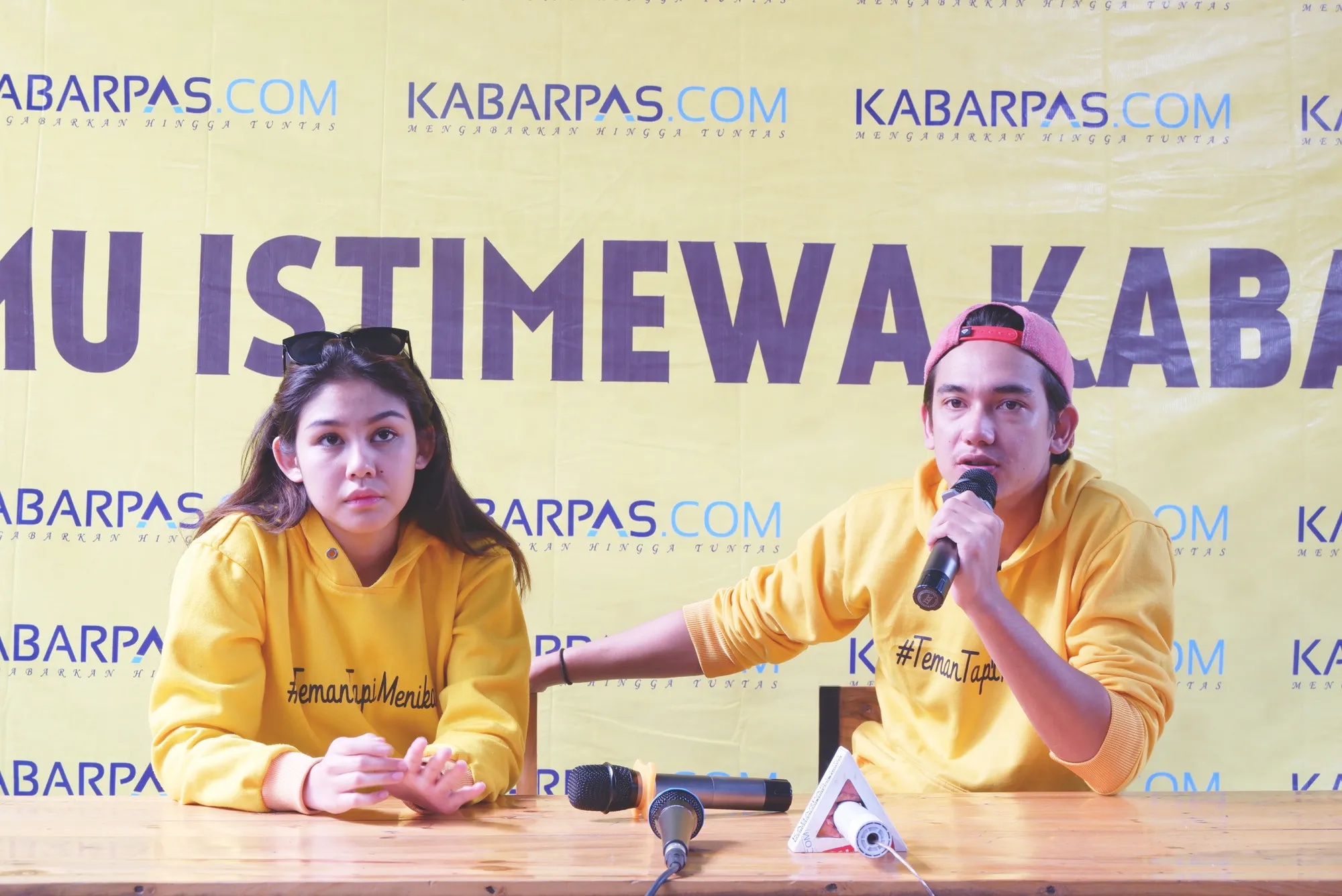 Adipati Dolken dan Vanesha Prescilla ketika sapa penggemar di Kota Malang ©KapanLagi.com/Wulan Noviarina