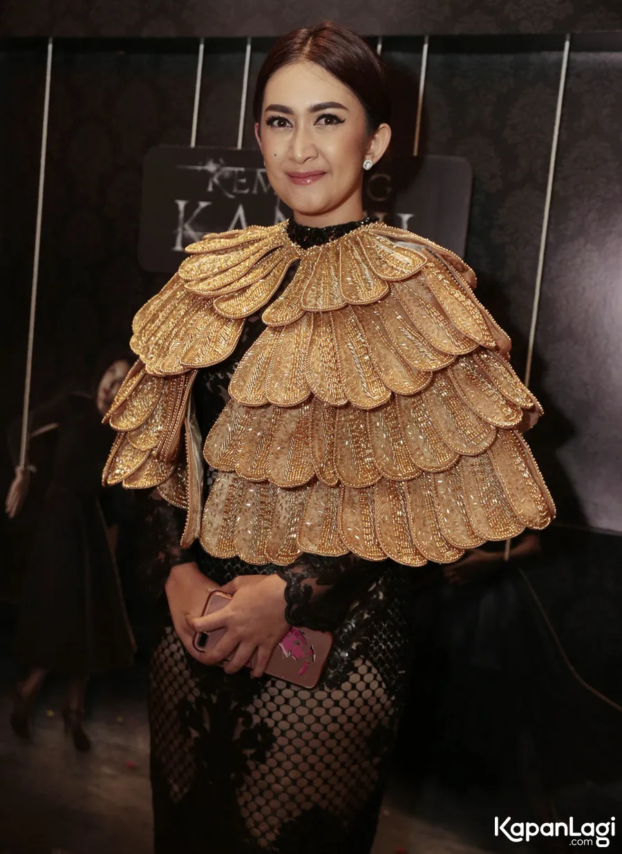 Penampilan elegan Nafa hadiri gala premiere film terbarunya. © KapanLagi.com/Muhammad Akrom Sukarya