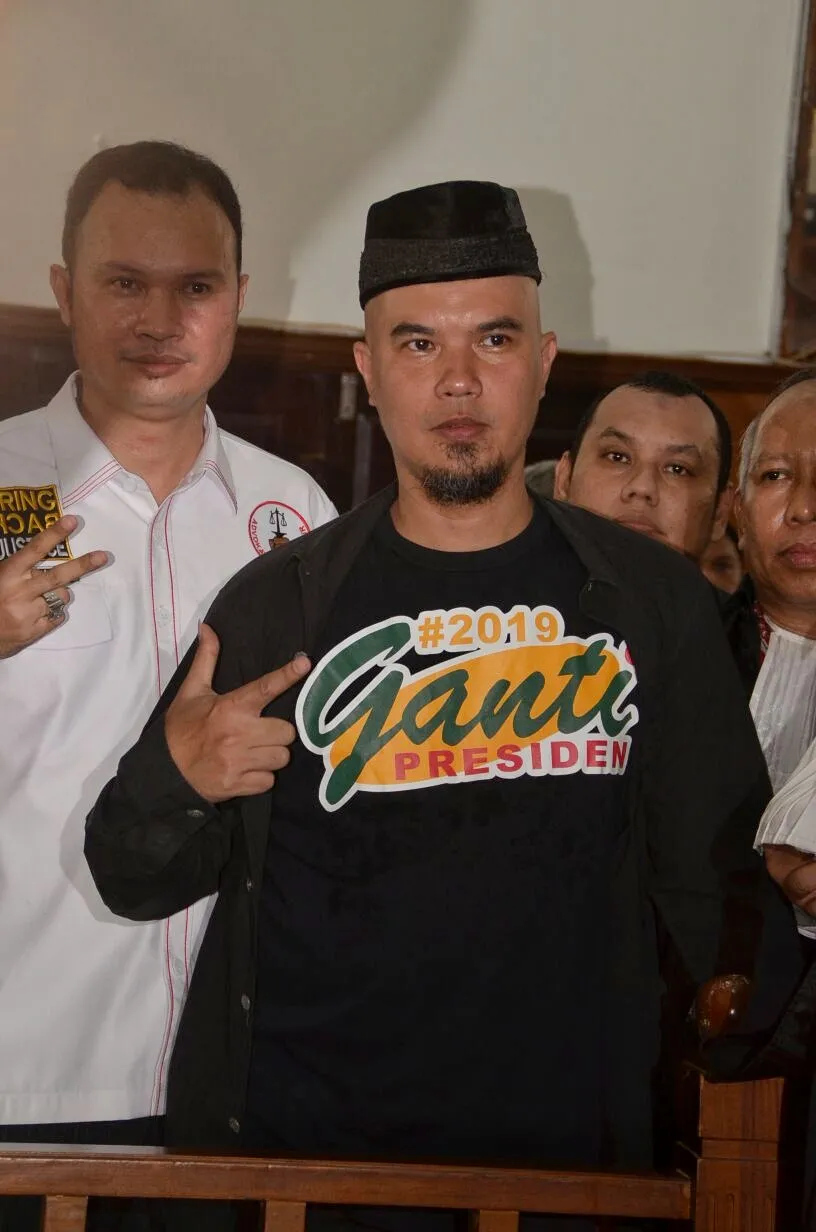 Ahmad Dhani didampingi Dul dalam persidangannya (Foto: Adrian Utama Putra Bintang.com)