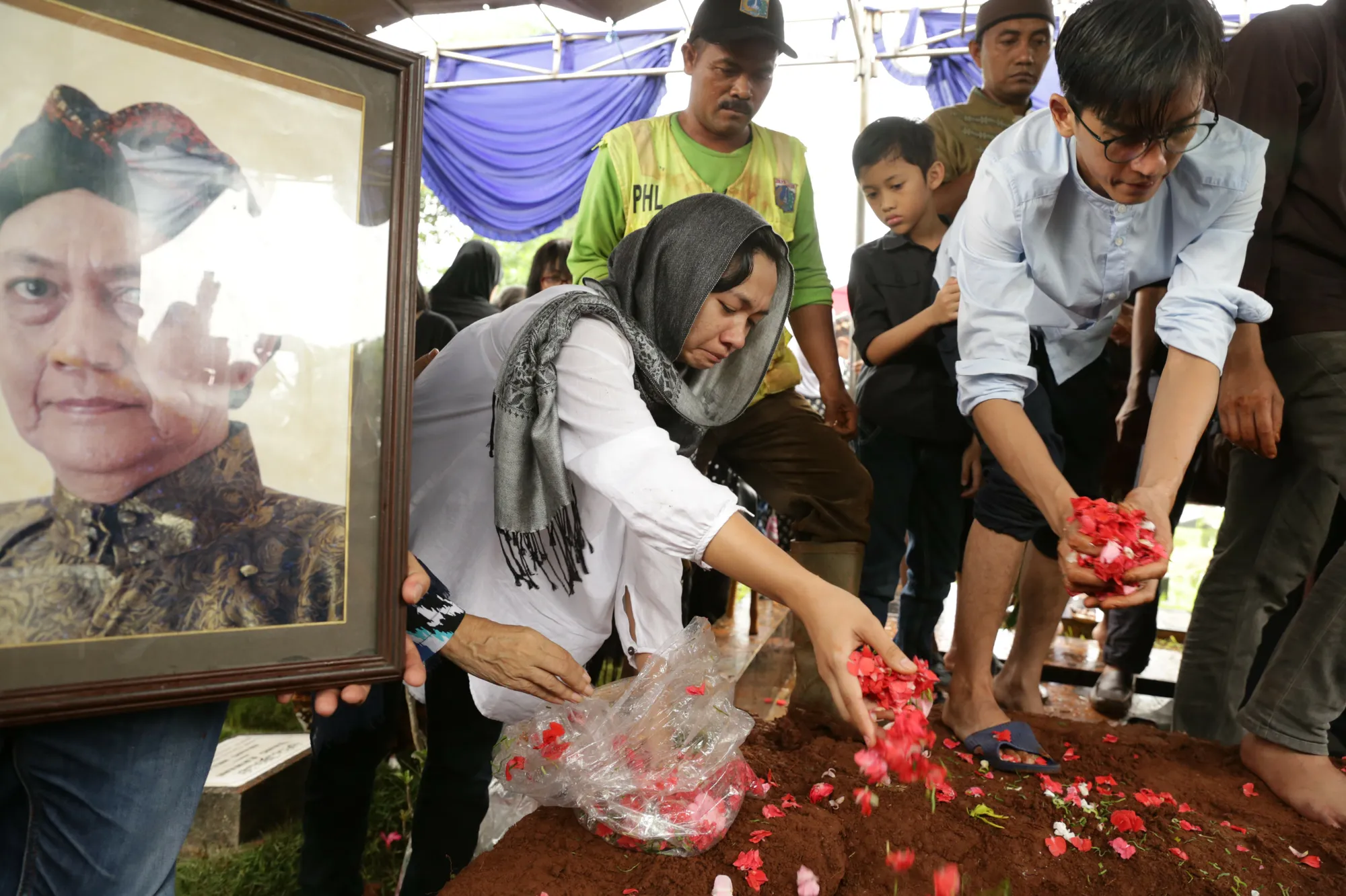 Haru dan tangis terus terdengar di pemakaman Deddy Sutomo © KapanLagi.com/Agus Apriyanto