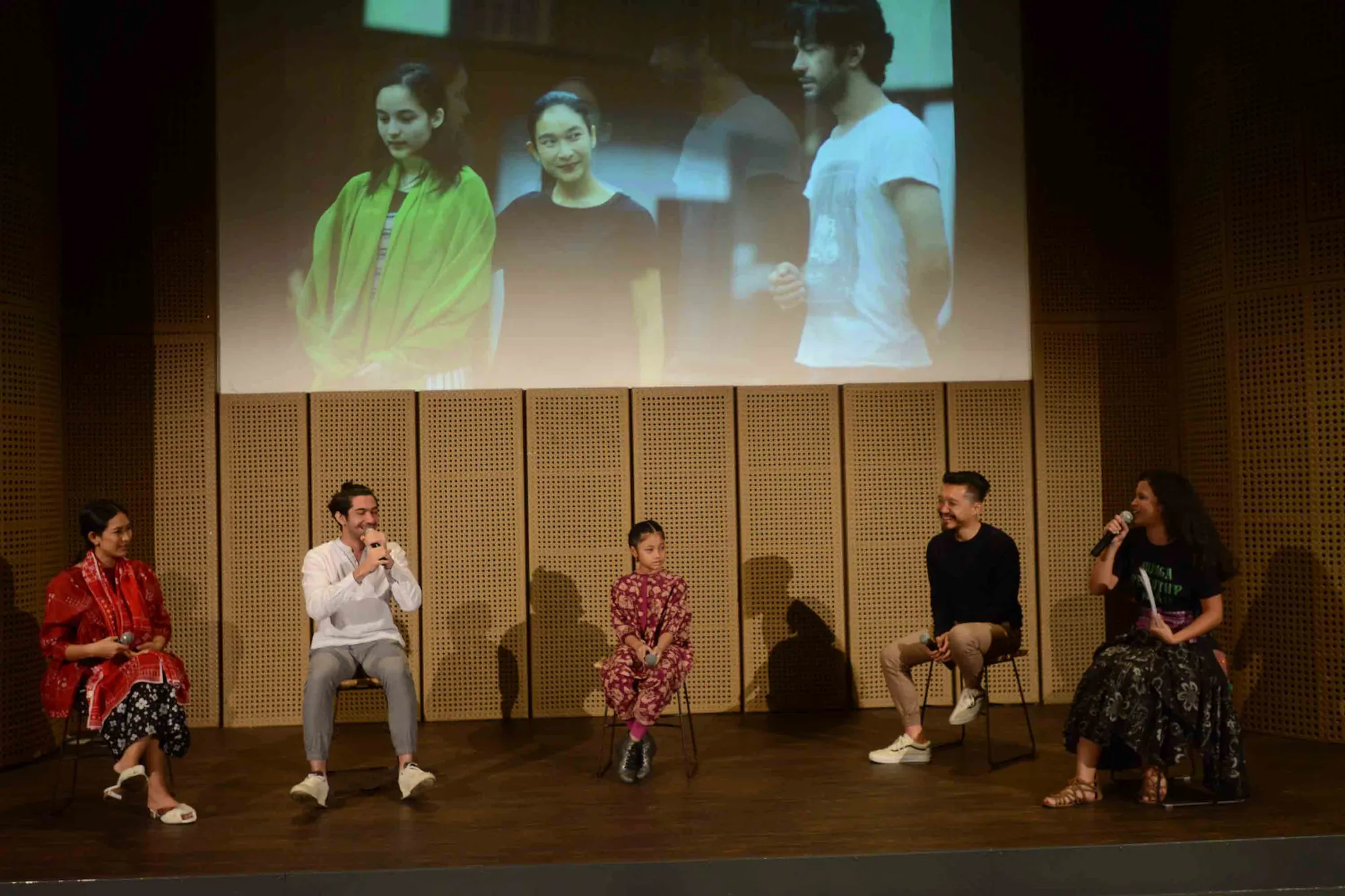 Happy Salma dalam rangka Pementasan Teater Bunga Penutup abad (Foto: Bayu Herdianto)