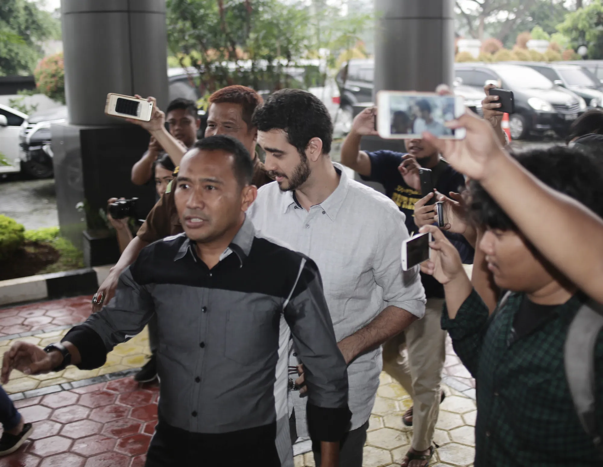 Fachri Albar terlihat lebih segar dan bugar saat hadiri persidangan © KapanLagi.com/Muhammad Akrom Sukarya