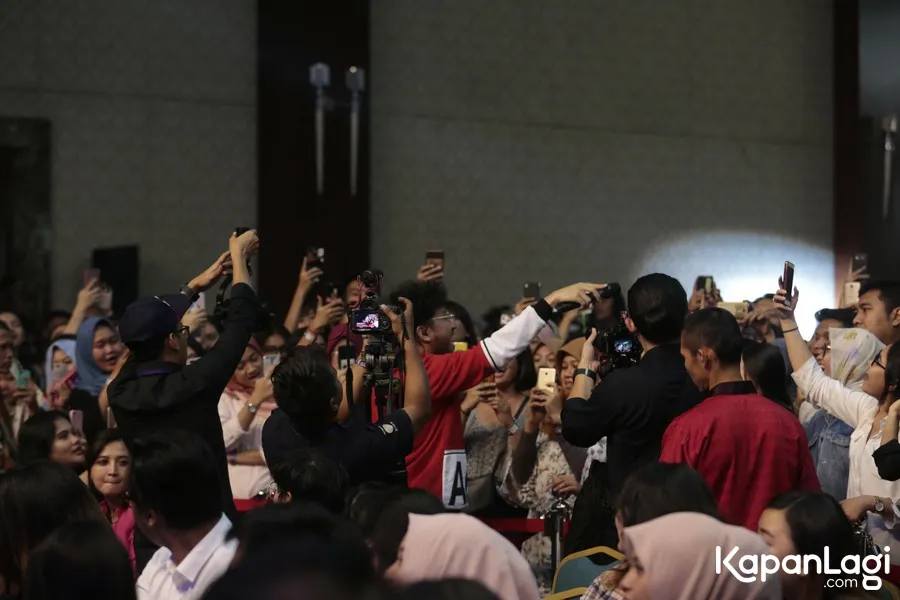 Keseruan Kunto Aji menyanyi bareng penonton. © KapanLagi.com/Muhammad Akrom Sukarya